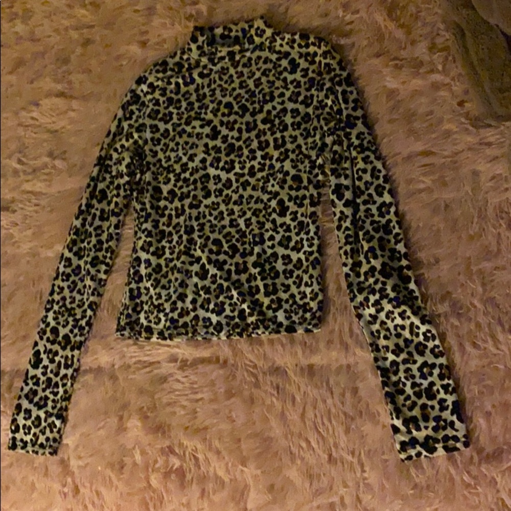 I am selling a long sleeve shirt